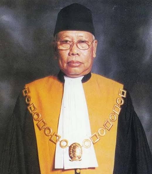 KEPADAMU IKAHI : "SAYA ANGGOTA IKAHI" (CATATAN ATAS MUNAS KE-XIX IKAHI) Oleh : Prof. Dr. H. Bagir Manan,. S.H., MCL - (Ketua Mahkamah Agung Periode 2001 s/d 2008.)